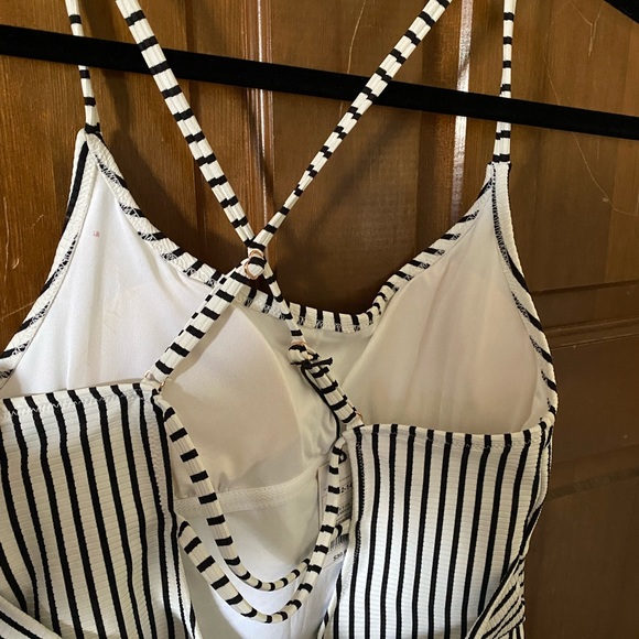 SHADE & SHORE black & white ribbed one piece suit - Picture 5 of 6